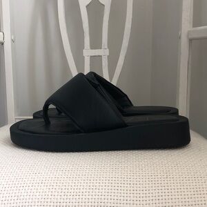 Matisse Black Platform Toe-Loop Slide Sandal
